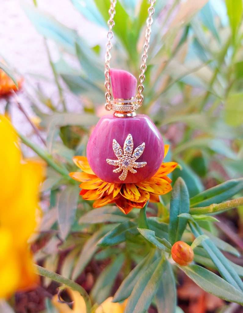Bijou parfumé Aroma Bijou Élisabeth en jaspe rouge, inspiré des pommes de senteur de la Renaissance
