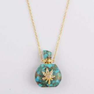 Bijou diffuseur de parfum Élisabeth turquoise avec son collier plaqué or. 3 ou 3 gouttes de parfum à l’intérieur du bijou suffisent à diffuser une odeur douce et agréable tout au long de la journée.