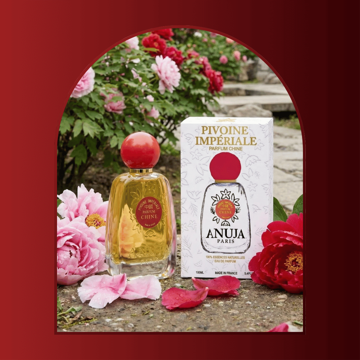 Flacon dans un jardin du Yunnan, en Chine – ambiance de l'eau de parfum naturelle Pivoine Impériale, Anuja Paris