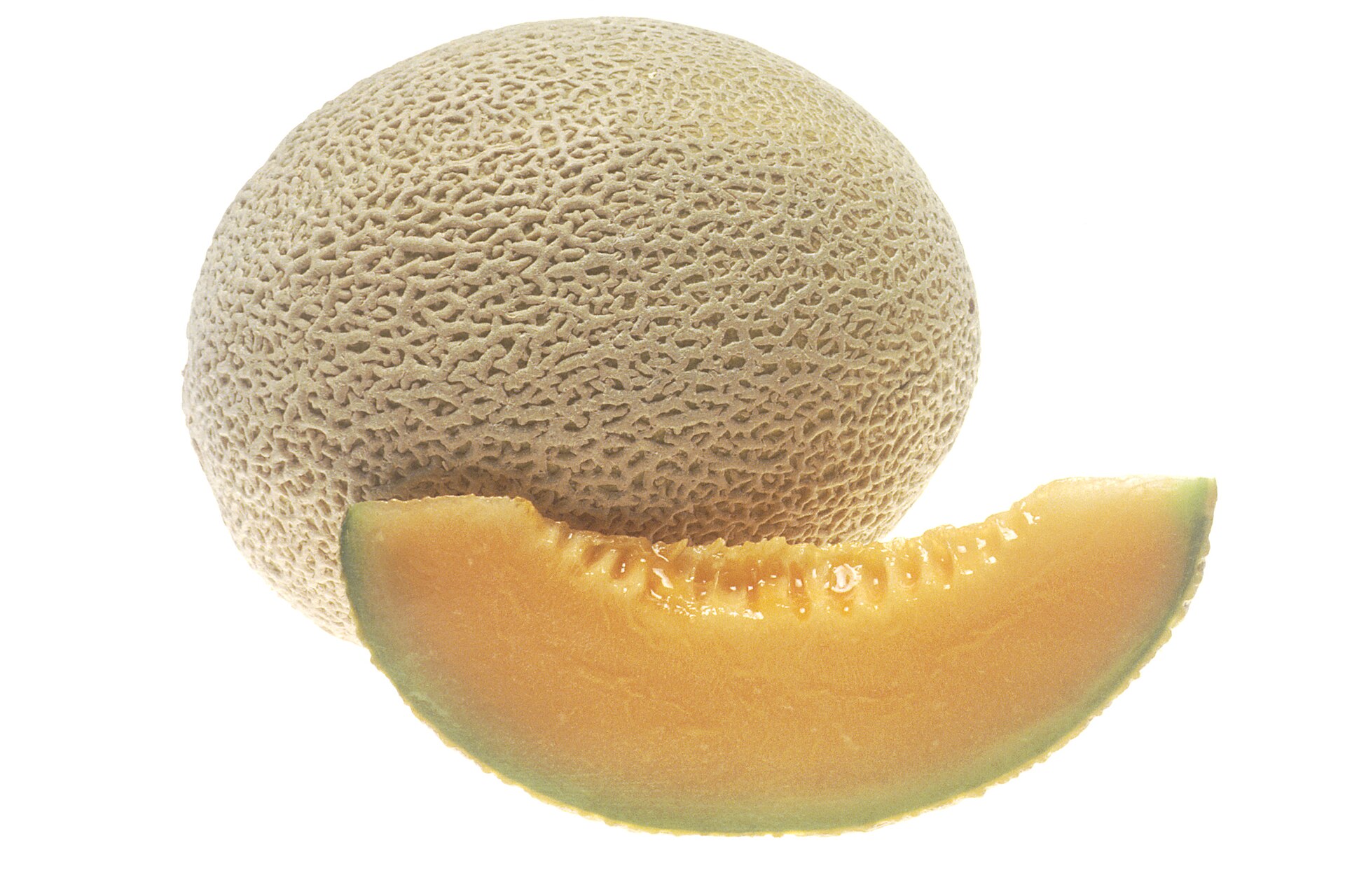 Melon cantaloup entier et tranche à la chair orange juteuse, fruit à l'origine de la note de melon en parfum